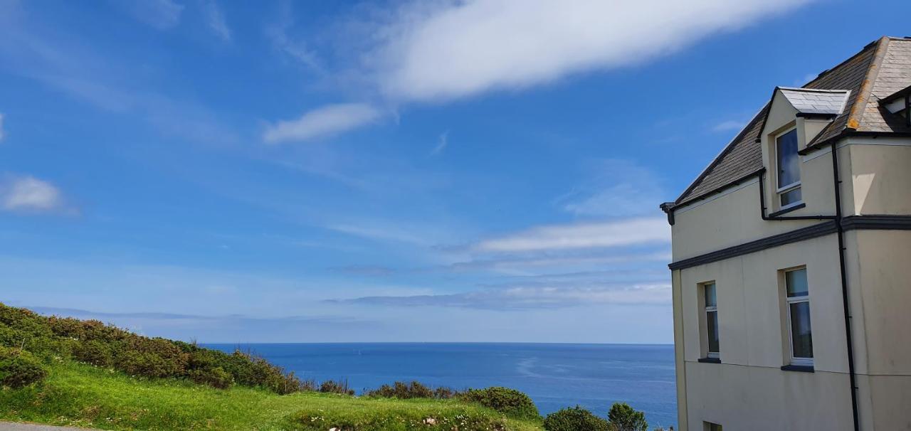 Villa Journeys End With Stunning Sea Views From The Headland à Coverack Extérieur photo
