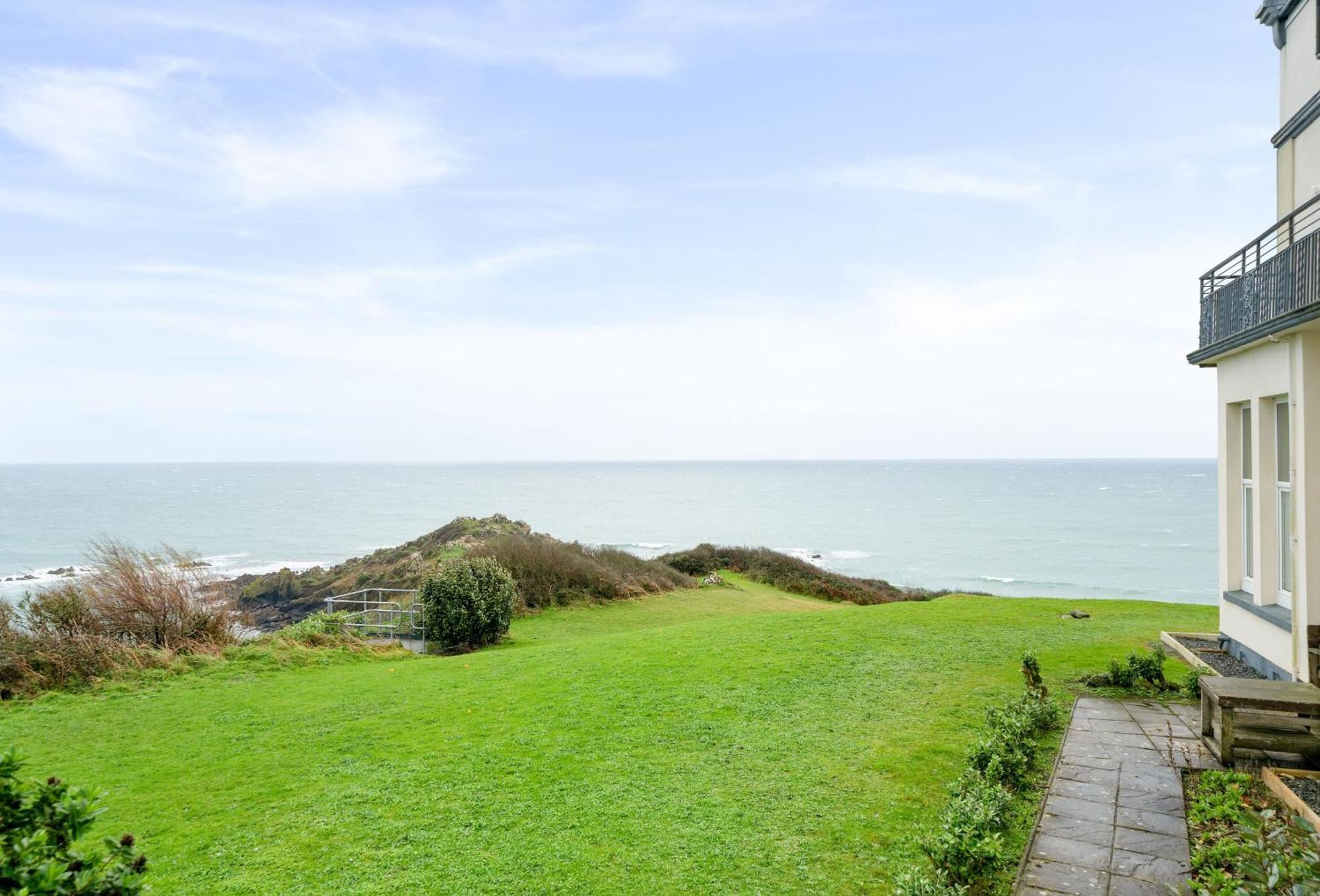 Villa Journeys End With Stunning Sea Views From The Headland à Coverack Extérieur photo