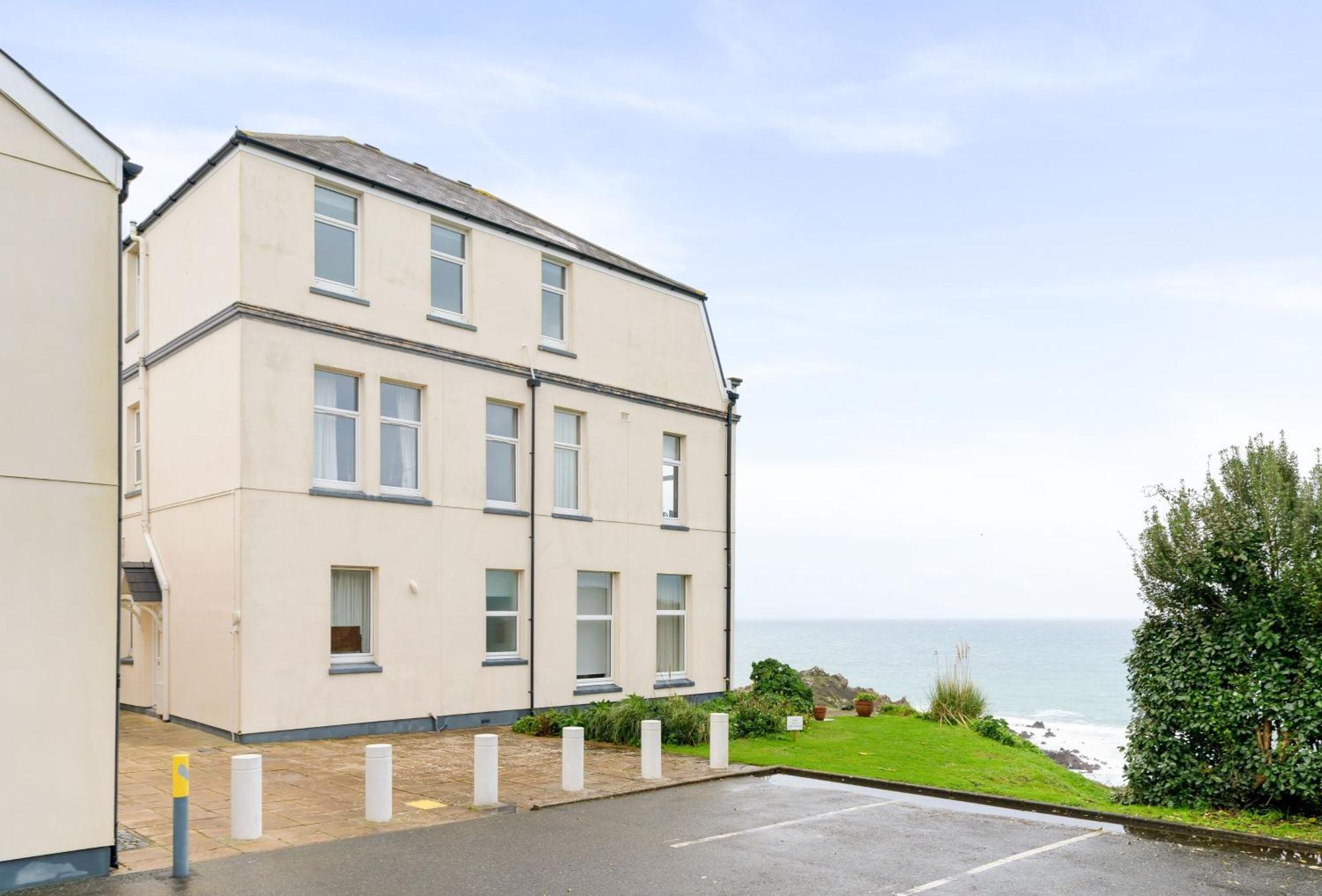 Villa Journeys End With Stunning Sea Views From The Headland à Coverack Extérieur photo