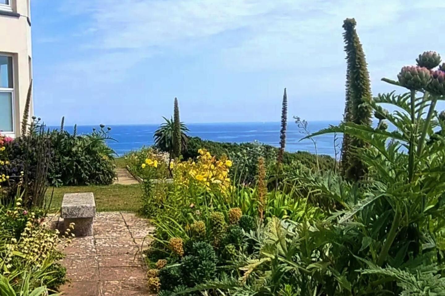 Villa Journeys End With Stunning Sea Views From The Headland à Coverack Extérieur photo