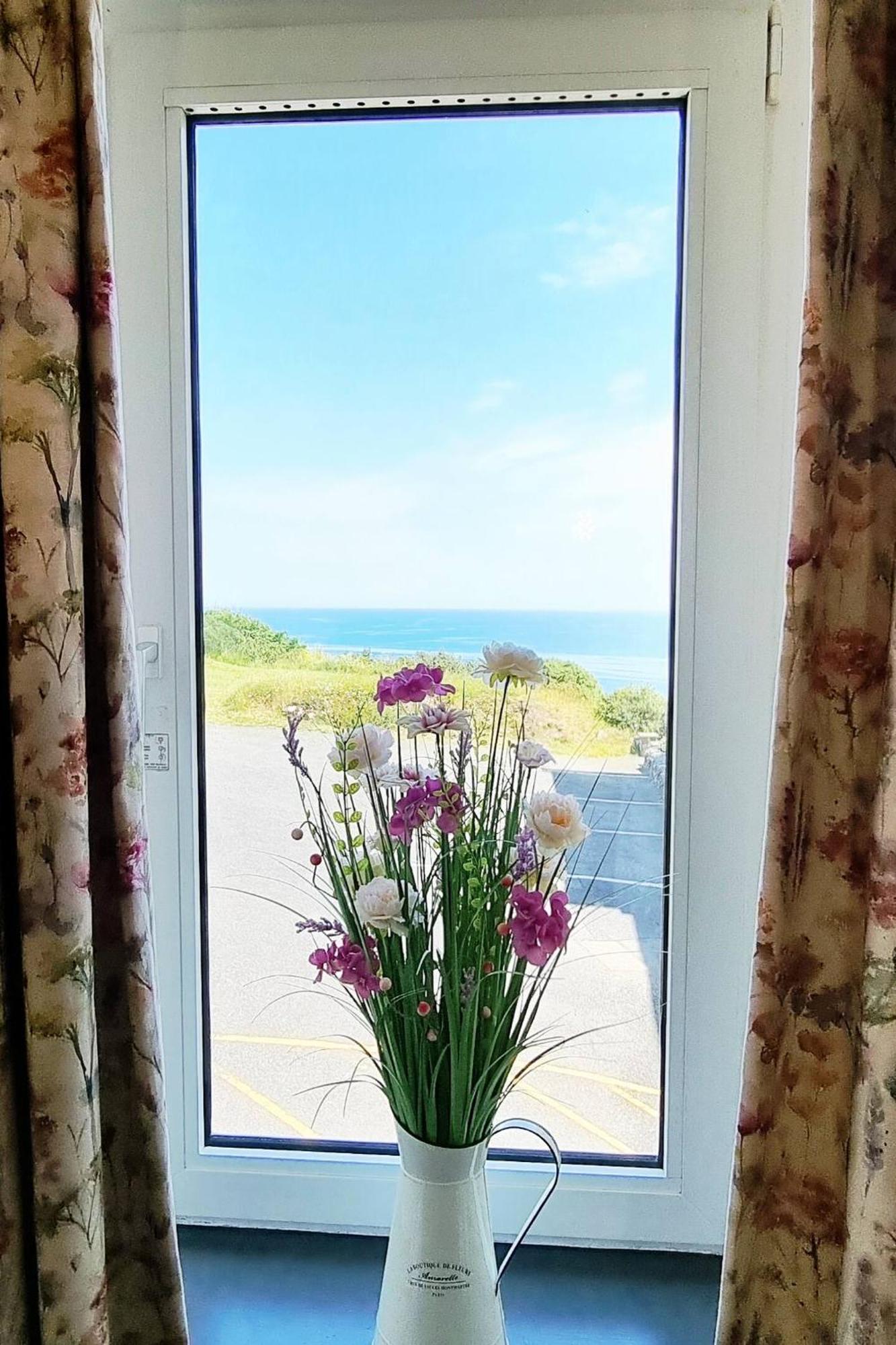 Villa Journeys End With Stunning Sea Views From The Headland à Coverack Extérieur photo